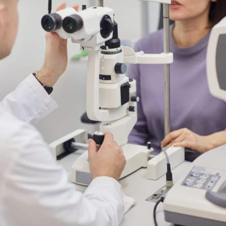 ophthalmologist-with-patient